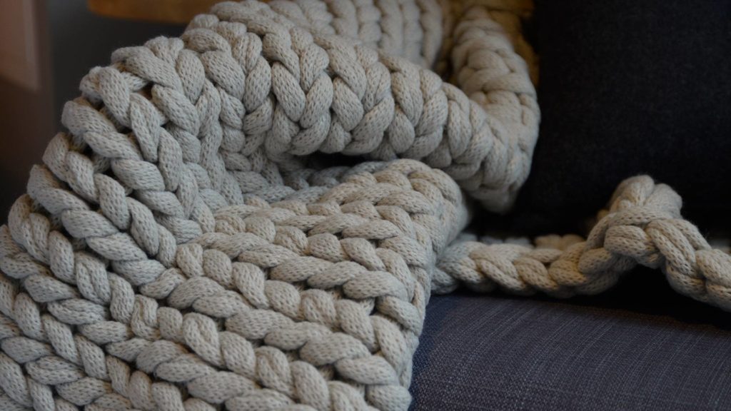 chunky-knitted-throw-main-detail