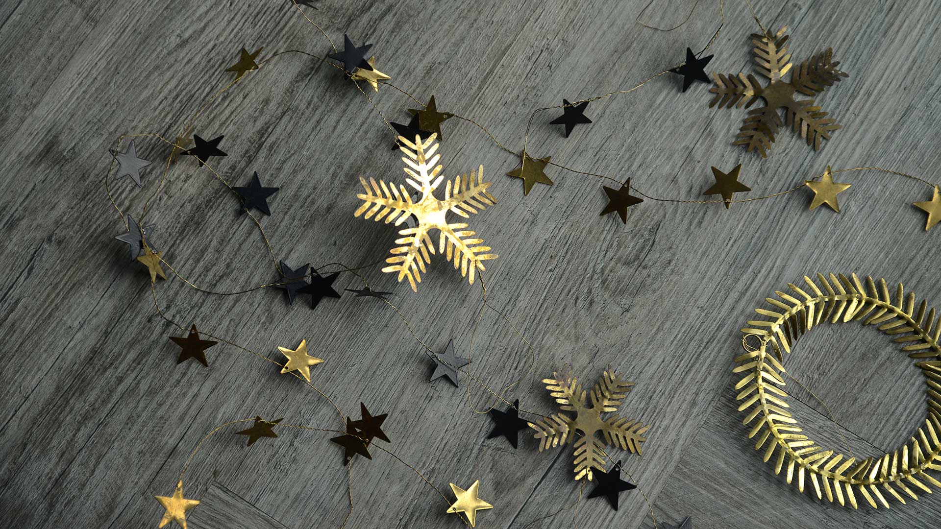 mini star garland and brass decorations
